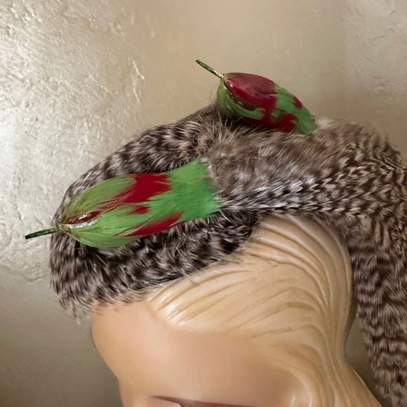 ASTOUNDING HIG FASHION 1940's SPOTTED FEATHER HAT WITH 2 "BIRDS"/TAILS - Picture 4 of 16